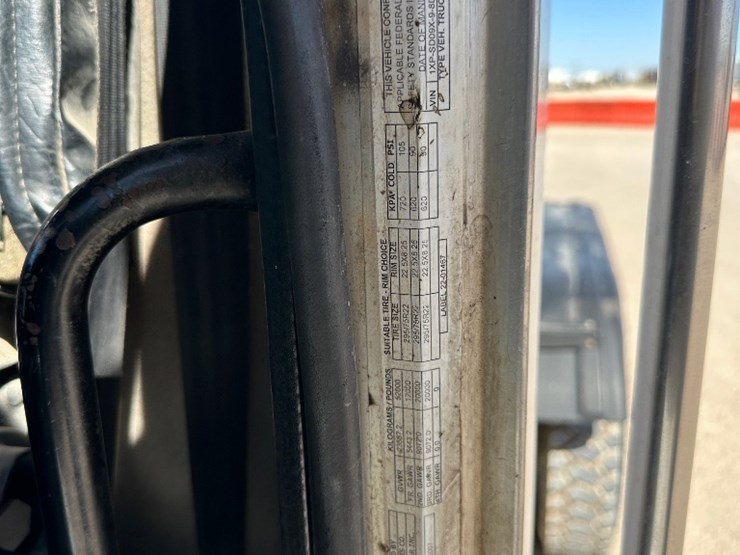 2008-peterbilt-365-image-15