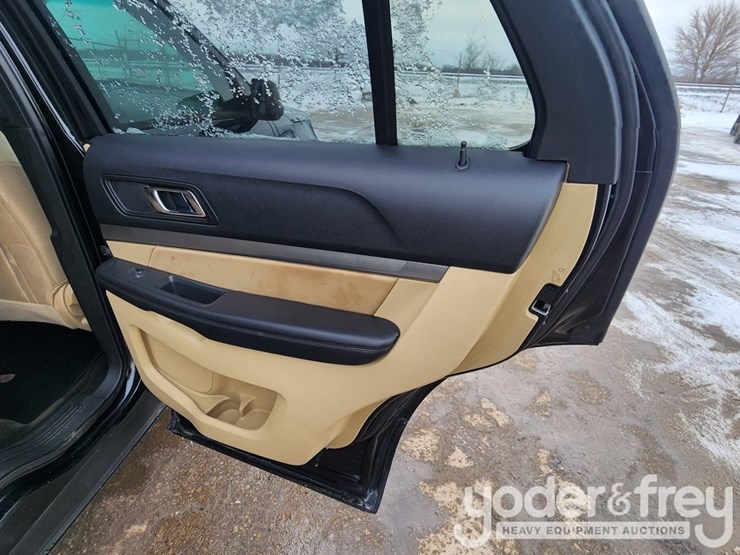 2016-ford-explorer-image-30