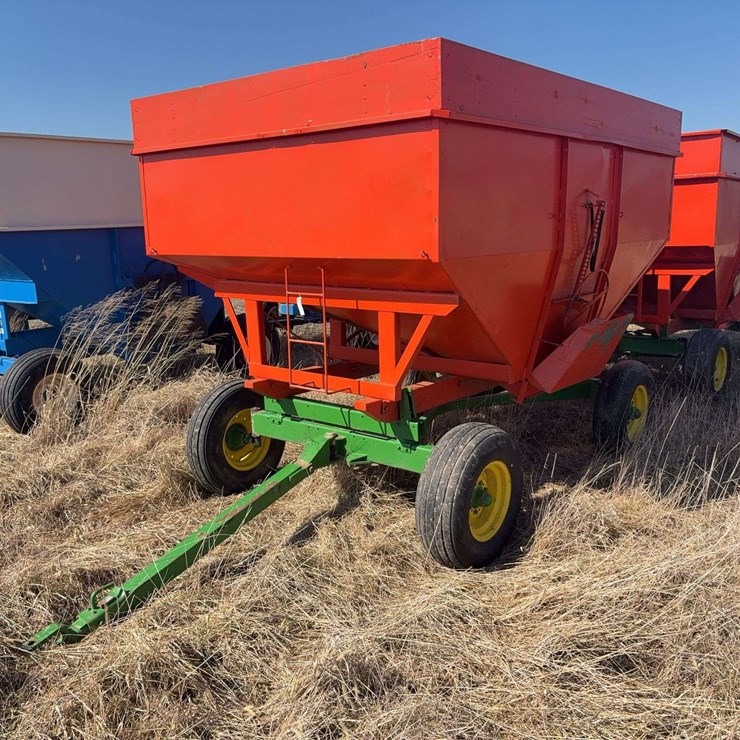 Killbros 225 Bushel Gravity Wagon on JD Gear, (If a bid is placed on either Killbros Gravity Wagon with less than 2 minutes left, both items extend by 2 minutes. They sell separately and are separate lots!)