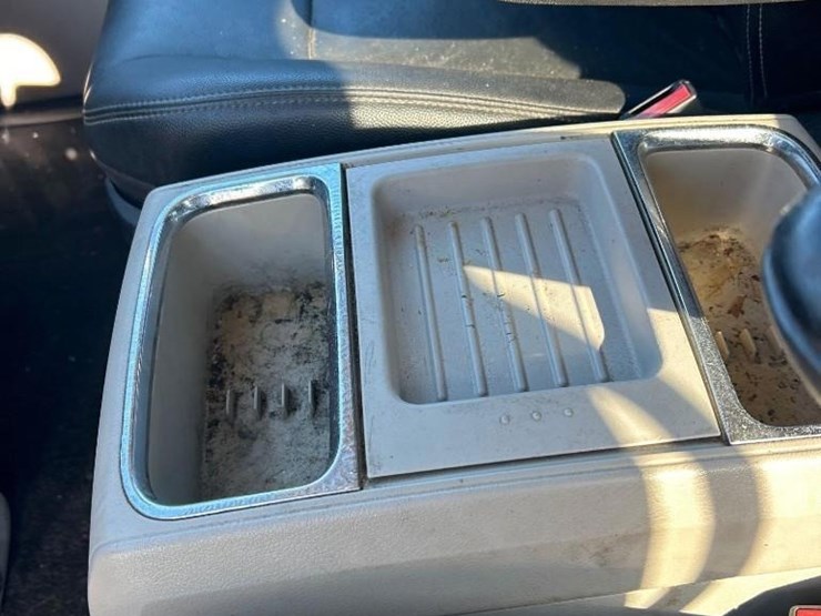 2016-chrysler-town-&-country-image-29