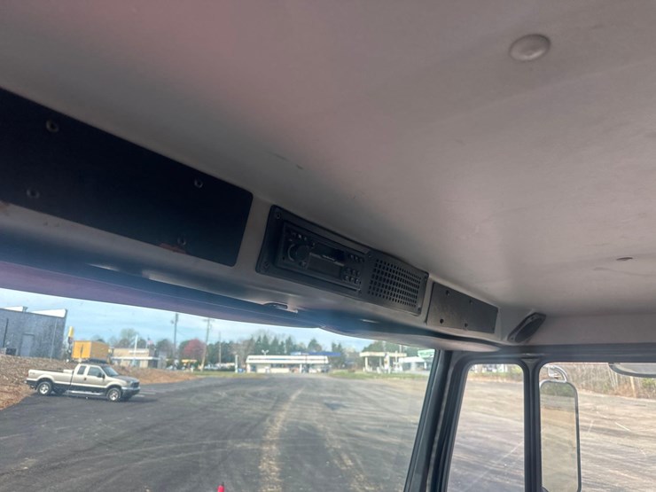 2000-freightliner-fl70-image-21