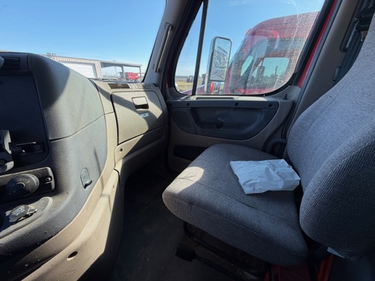 2013-freightliner-cascadia-113-image-25