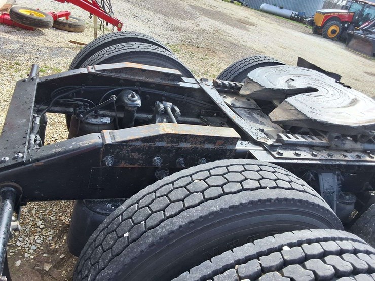 2016-peterbilt-579-image-36