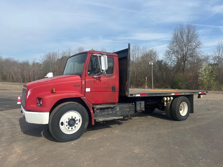 2000-freightliner-fl70-image-1