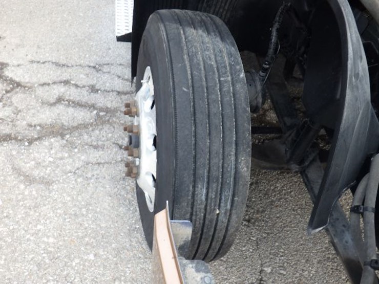 2022-volvo-vnl300-image-27