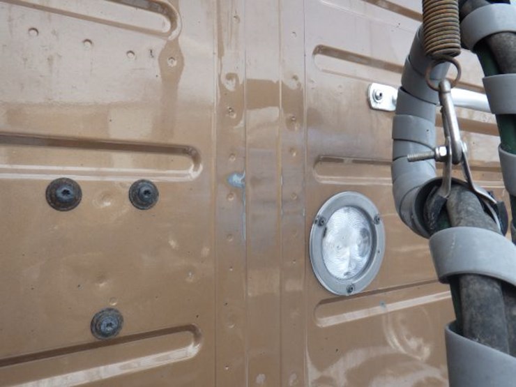 2022-volvo-vnl300-image-17