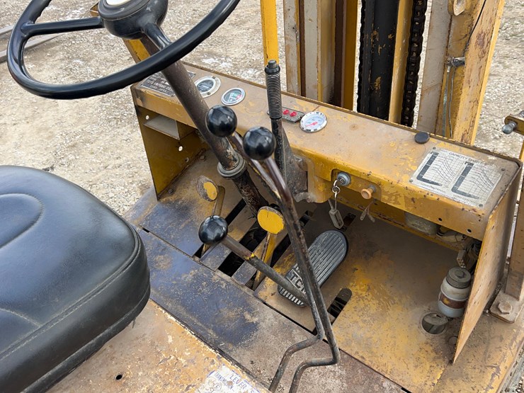 tcm-3000lb-forklift-image-13