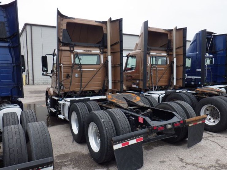 2019-volvo-vnl300-image-14