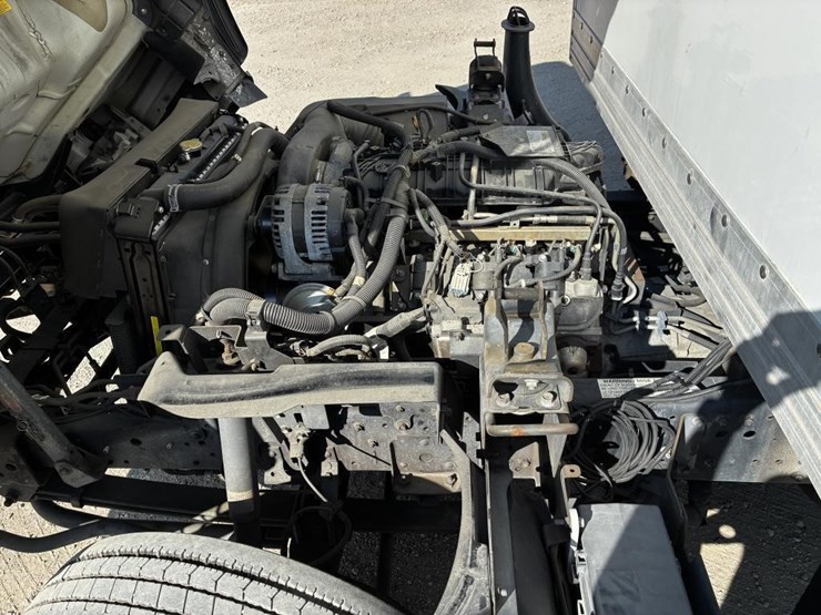 2013-isuzu-npr-image-11