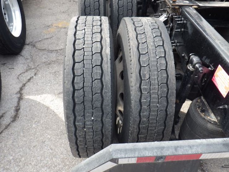 2022-volvo-vnl300-image-15