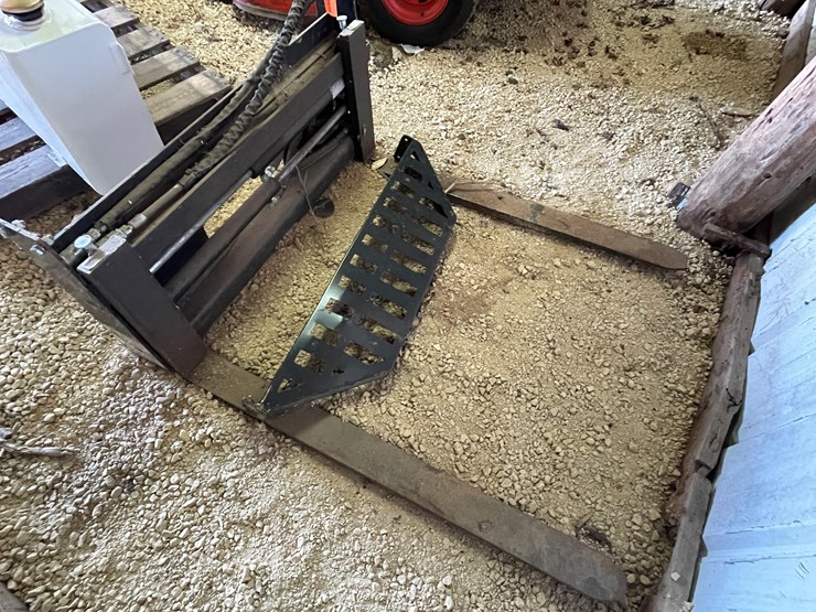 #2485-•-wolverine-hydraulic-skid-steer-pallet-forks-image-2