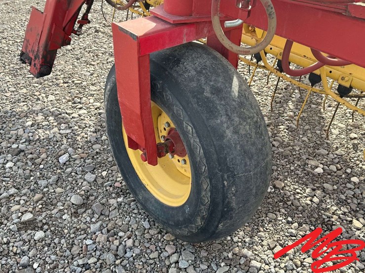 new-holland-216-image-16