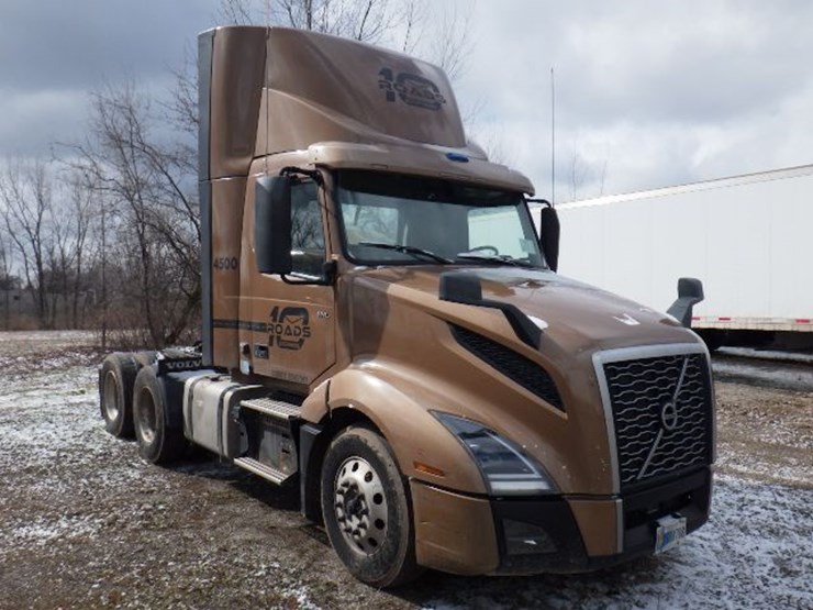 2022-volvo-vnl300-image-4