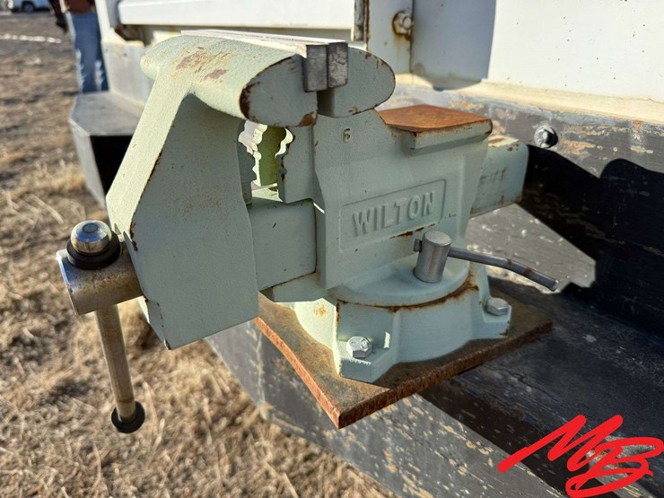 2010-ford-f350-image-17