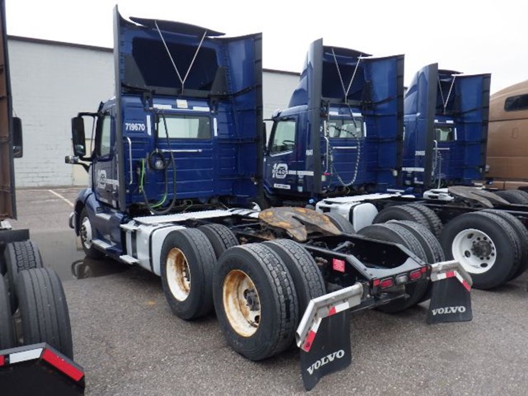 2019-volvo-vnl300-image-15