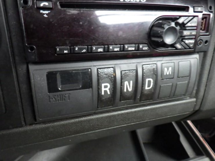 2019-volvo-vnl300-image-19