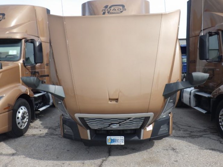 2022-volvo-vnl300-image-22