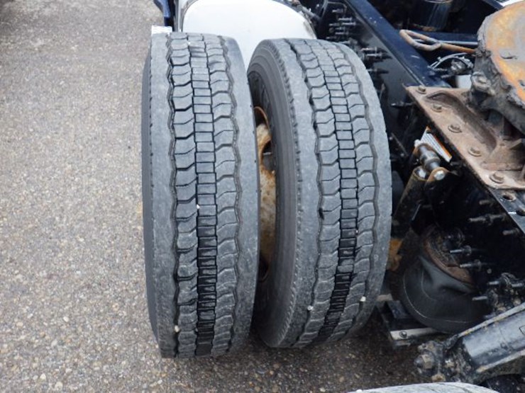 2018-volvo-vnl300-image-15