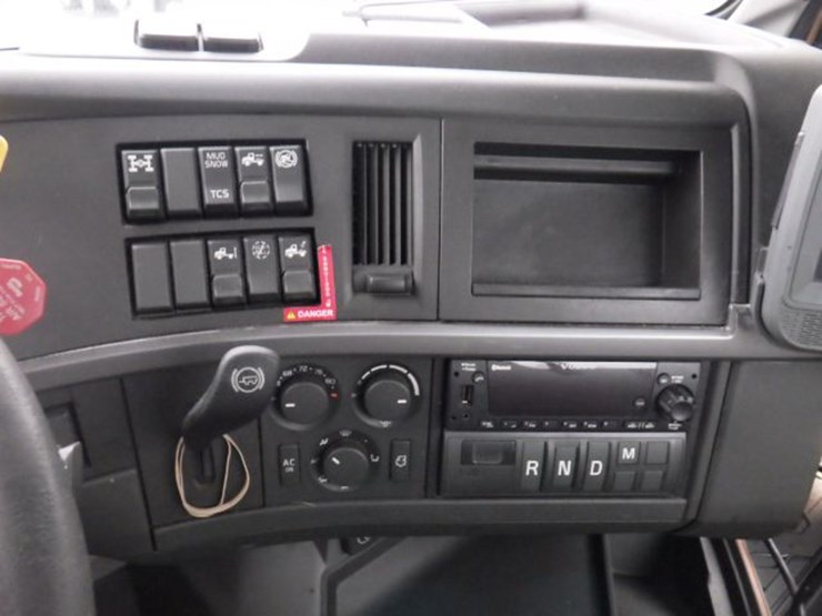 2022-volvo-vnl300-image-19