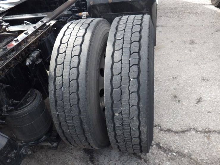 2022-volvo-vnl300-image-10