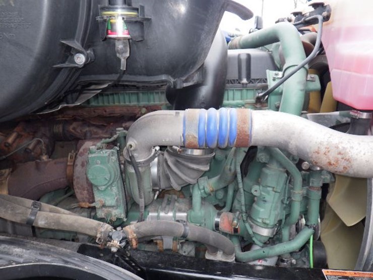 2018-volvo-vnl300-image-24