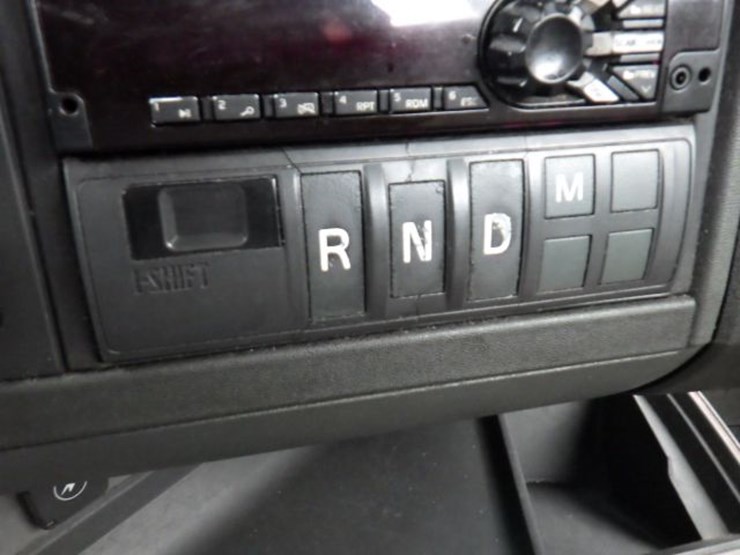 2018-volvo-vnl300-image-19