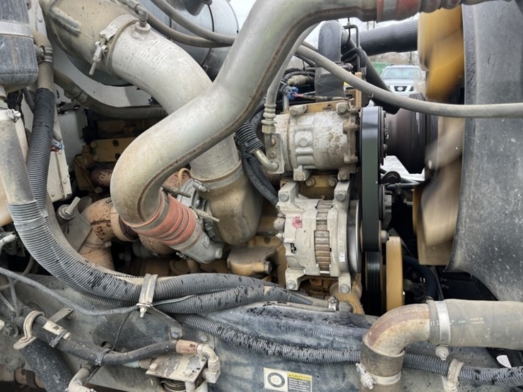 2004-peterbilt-330-image-12