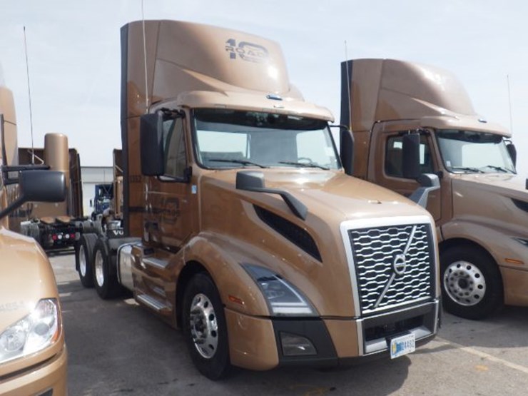 2023-volvo-vnl300-image-4