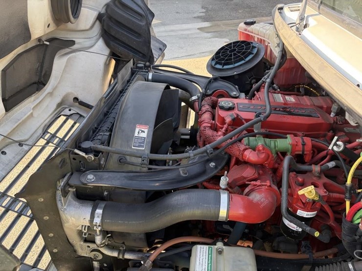 2014-freightliner-m2-106-image-8