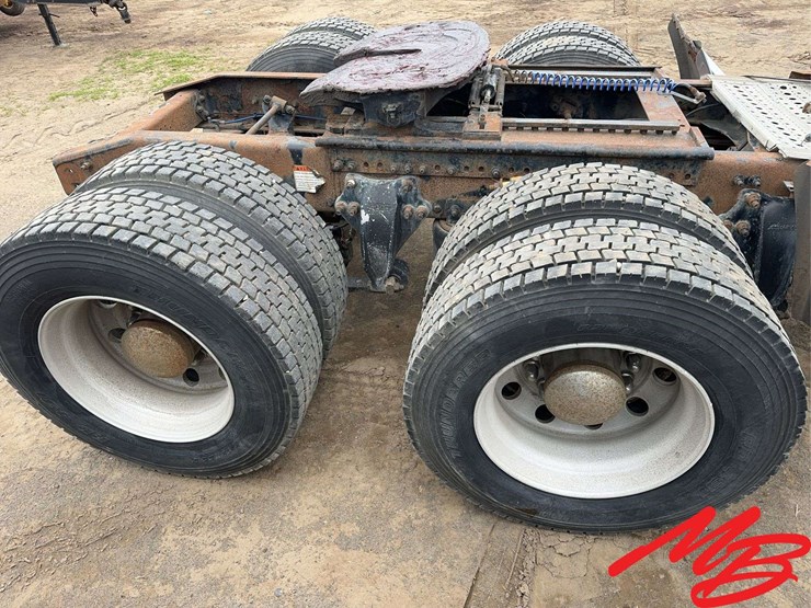 2005-freightliner-columbia-120-image-7