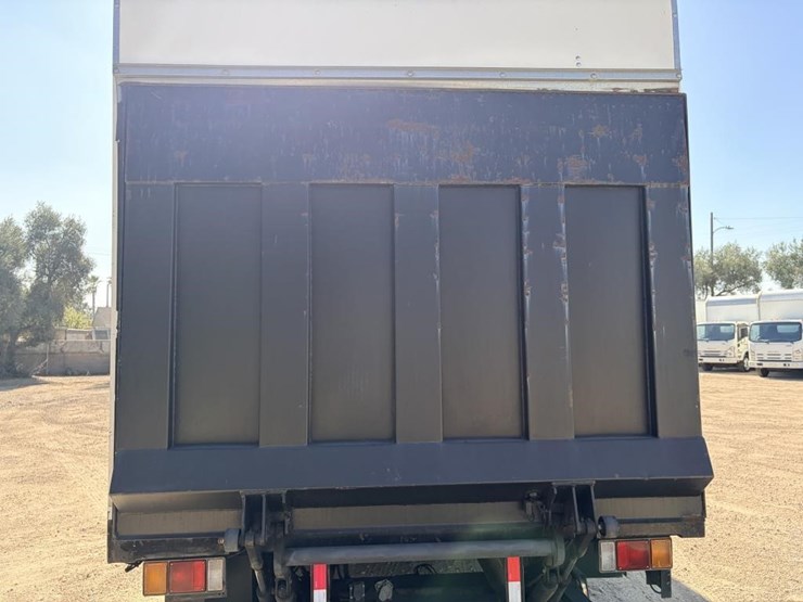 2015-isuzu-nrr-image-6