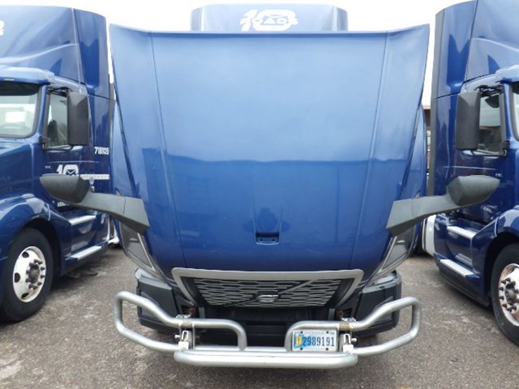 2018-volvo-vnl300-image-22