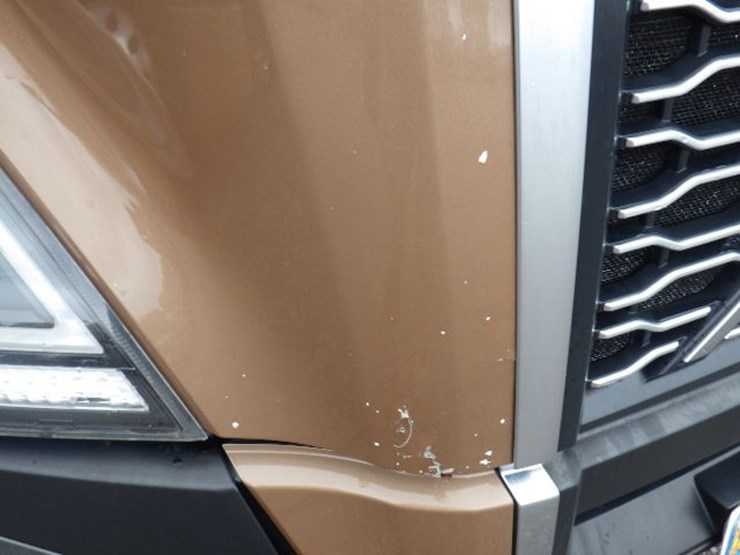 2022-volvo-vnl300-image-5