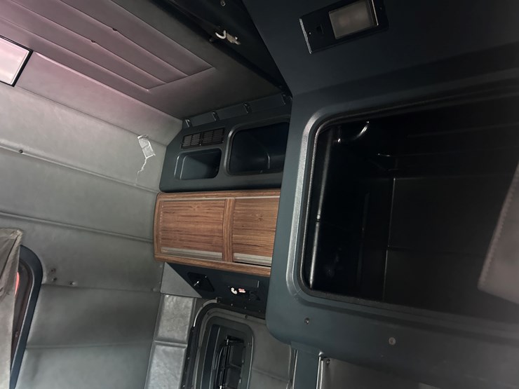 1998-peterbilt-379-image-63