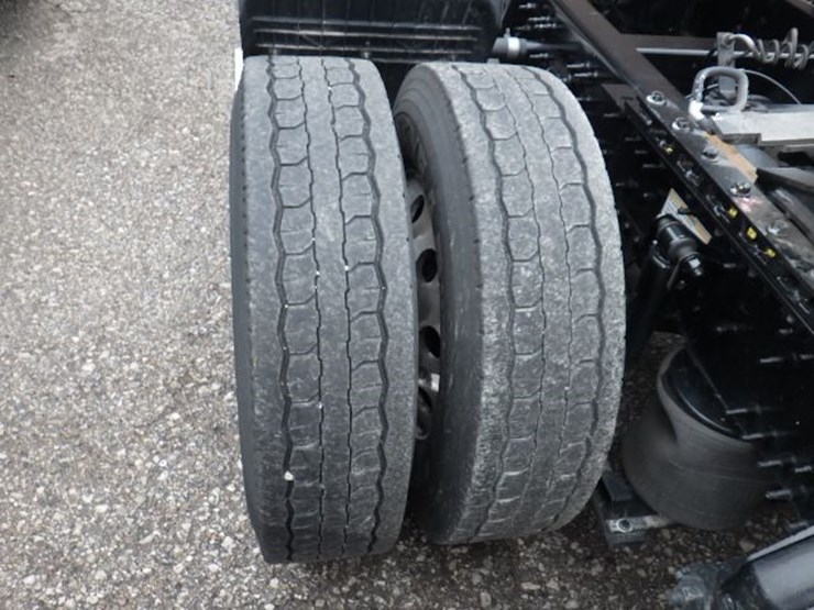 2022-volvo-vnl300-image-16