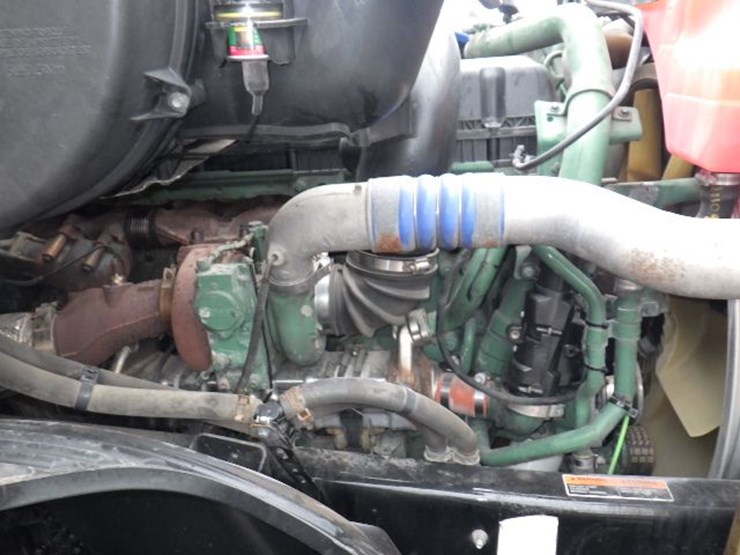 2019-volvo-vnl300-image-25