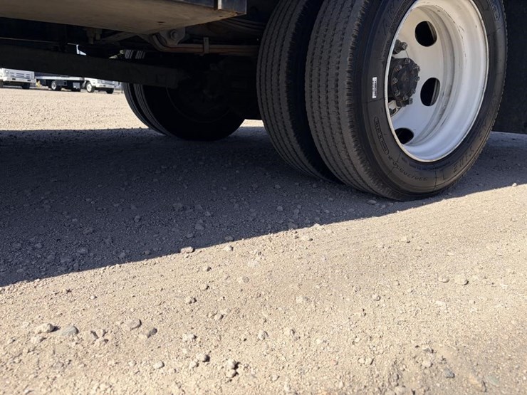 2015-isuzu-nrr-image-9