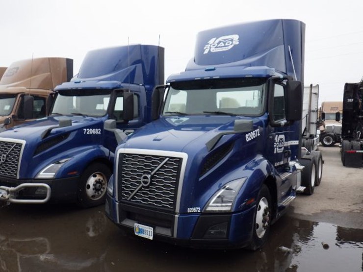 2020-volvo-vnl300-image-1