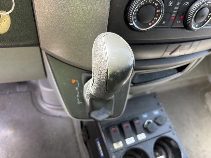 2011-utility-van-image-18