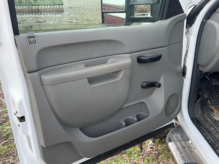 2011-chevrolet-3500hd-image-41