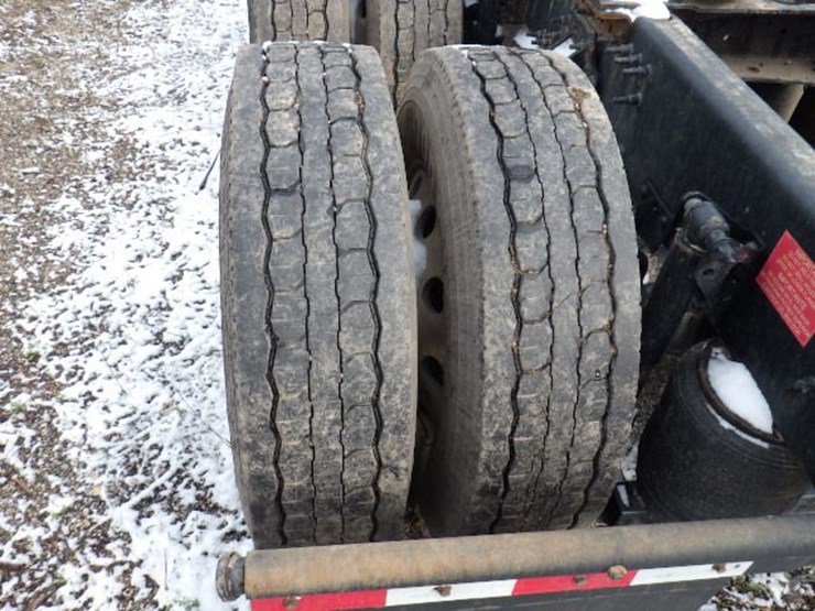 2022-volvo-vnl300-image-15