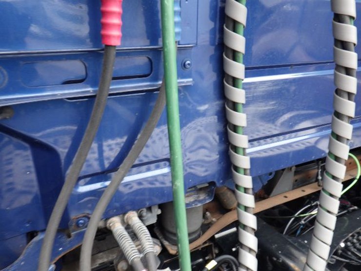 2019-volvo-vnl300-image-16