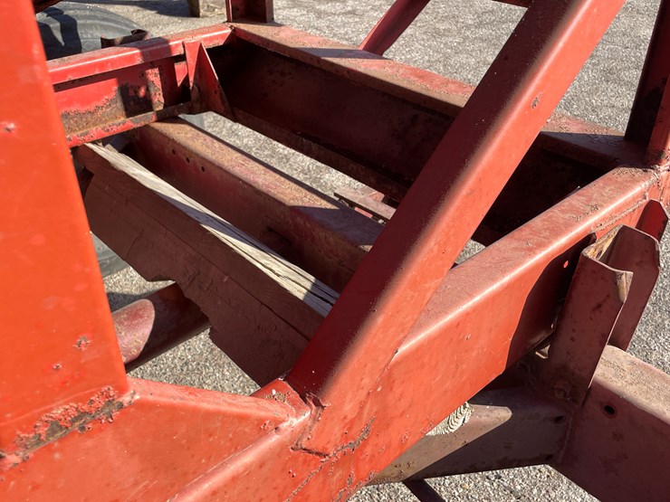 #1092-•-e-z-flow-gravity-box-on-running-gear-image-24