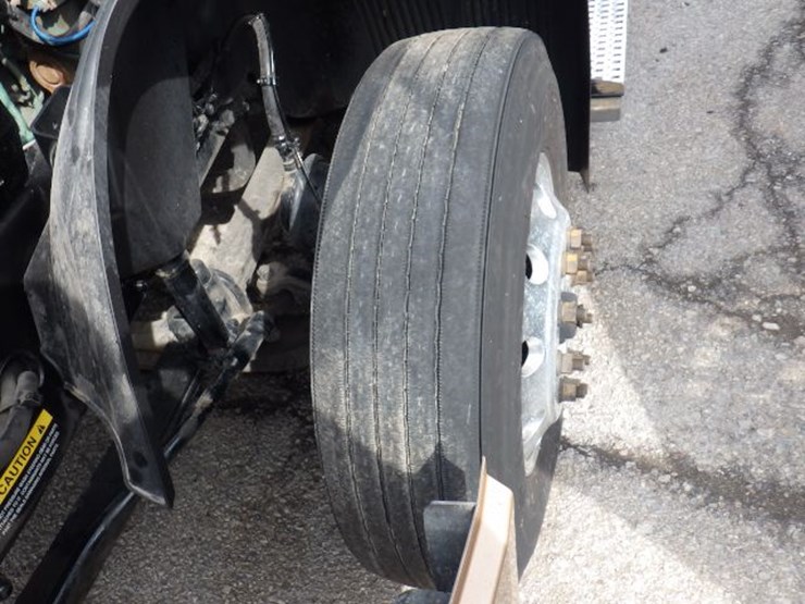 2022-volvo-vnl300-image-21