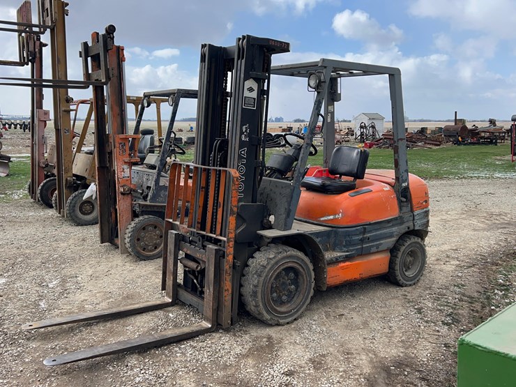 toyota-6000lb-forklift-image-1
