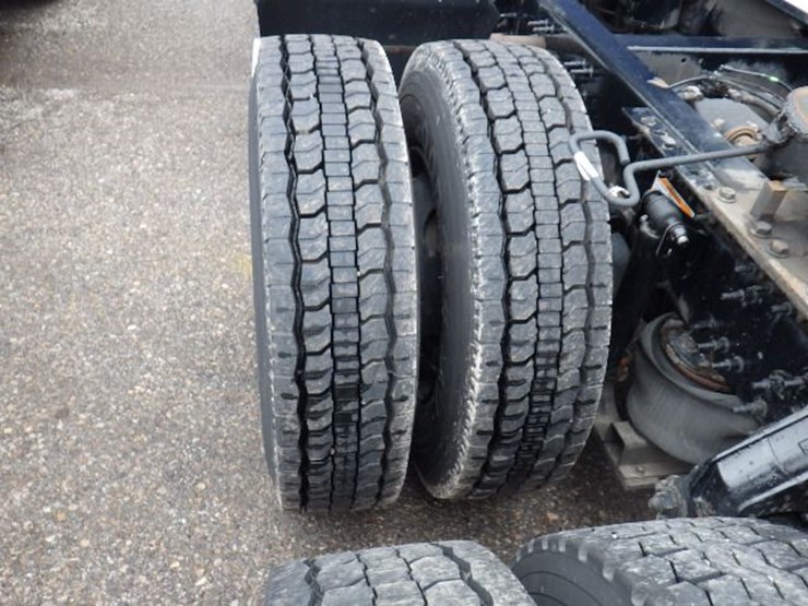 2019-volvo-vnl300-image-15