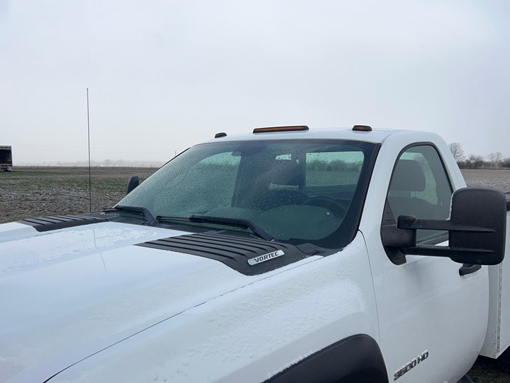 2011-chevrolet-3500hd-image-10