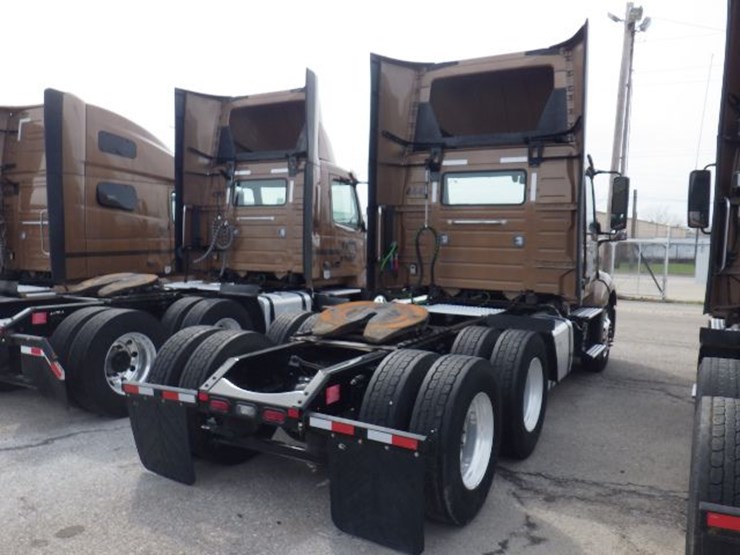 2022-volvo-vnl300-image-12