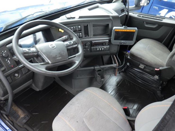 2018-volvo-vnl300-image-16
