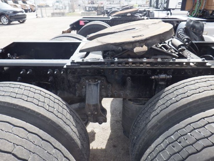 2023-volvo-vnl300-image-5